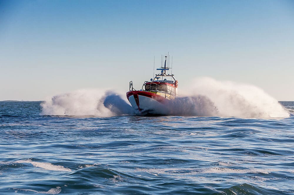  A Sargo boat cruising at speed through choppy seas, illustrating Lesjöfors’ stainless steel gas springs in use in demanding conditions.